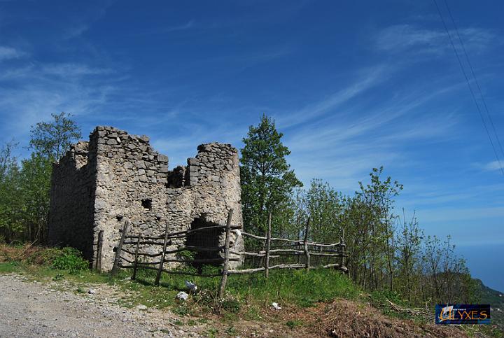 ruderi di una cappellina.JPG